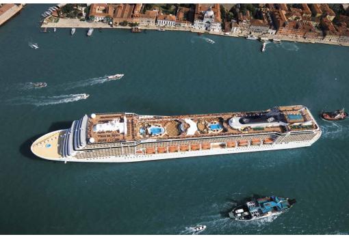 Foto aerea del MSC Musica en Venecia